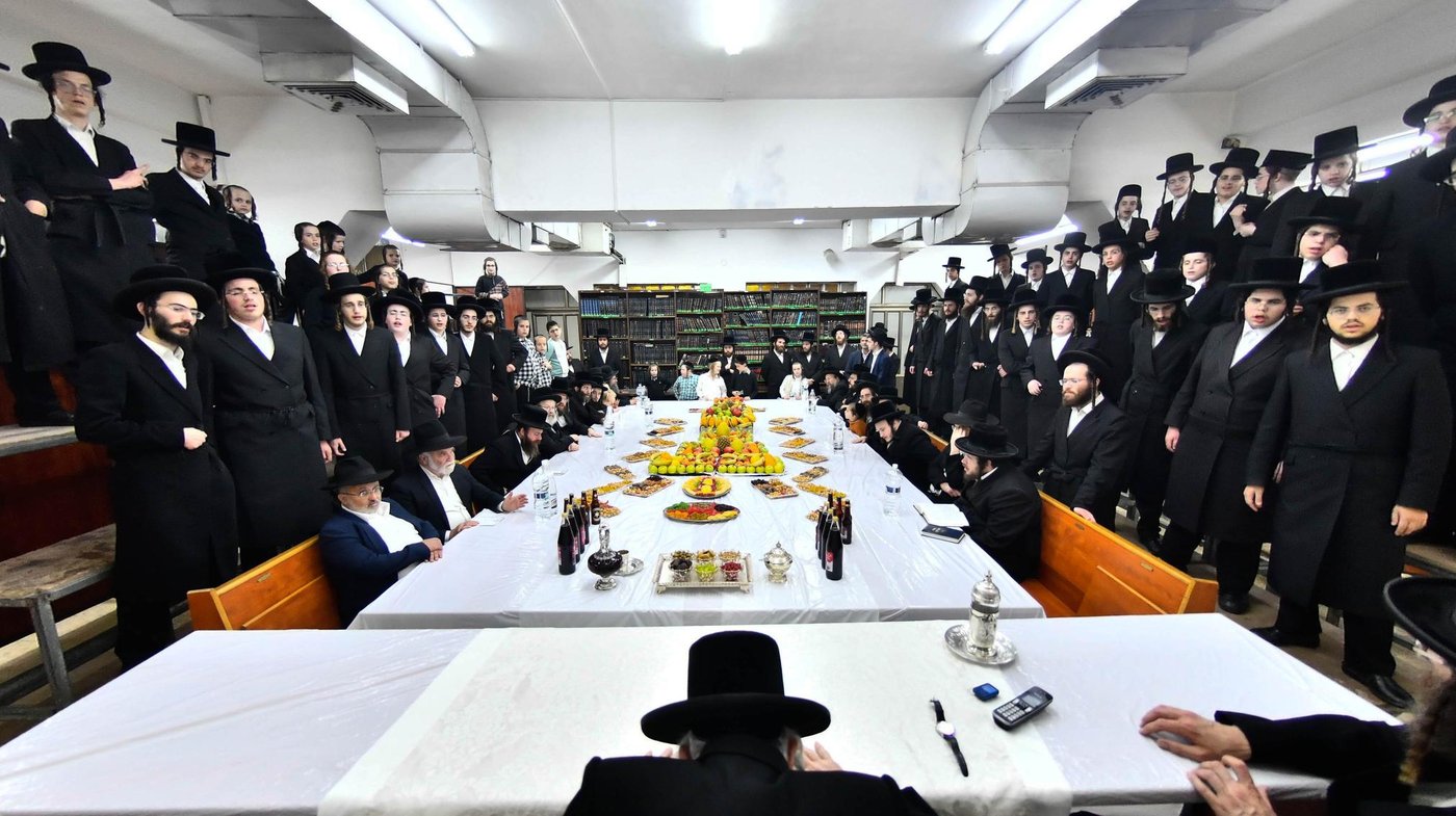 האדמו"ר מחוג חתם סופר בטיש ט"ו בשבט