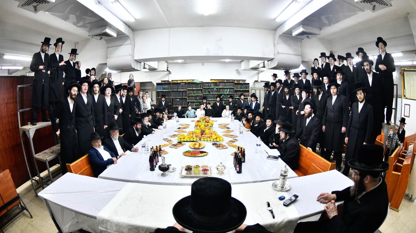 האדמו"ר מחוג חתם סופר בטיש ט"ו בשבט