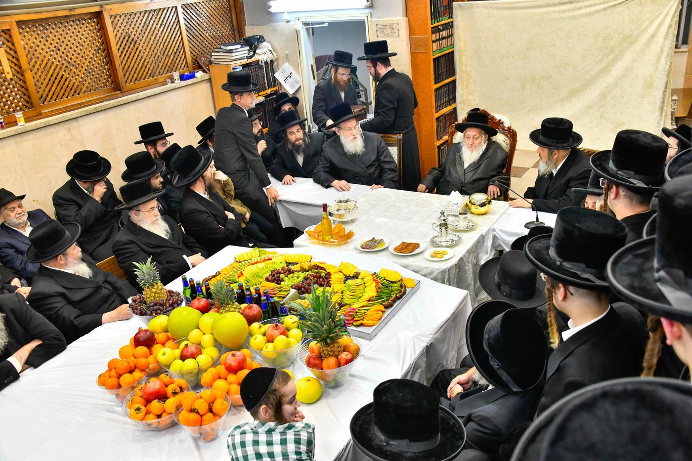 טיש ט"ו בשבט בחצה"ק נאראל