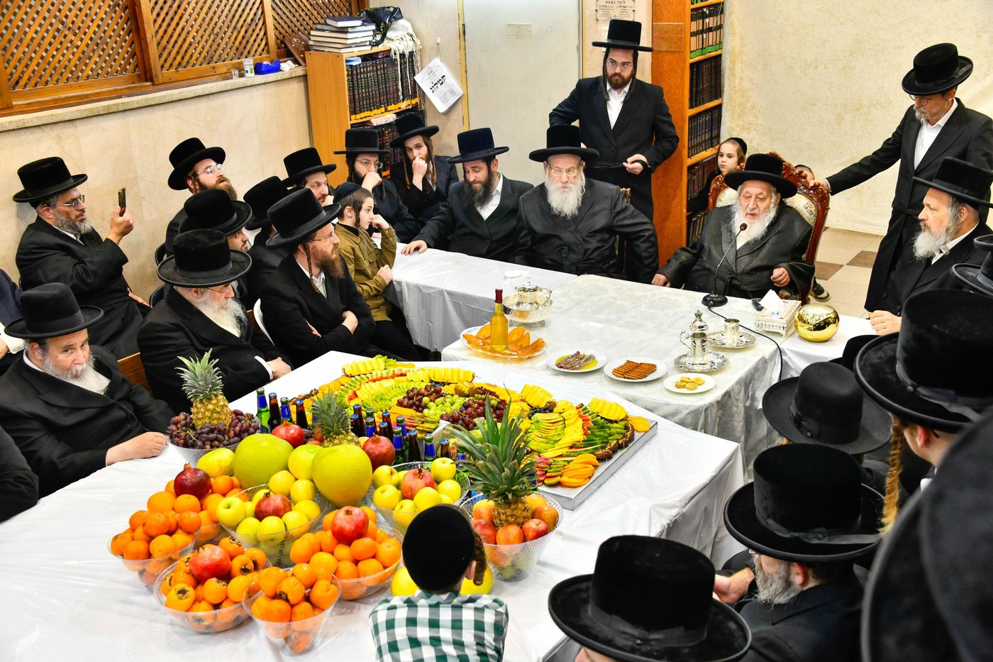 טיש ט"ו בשבט בחצה"ק נאראל