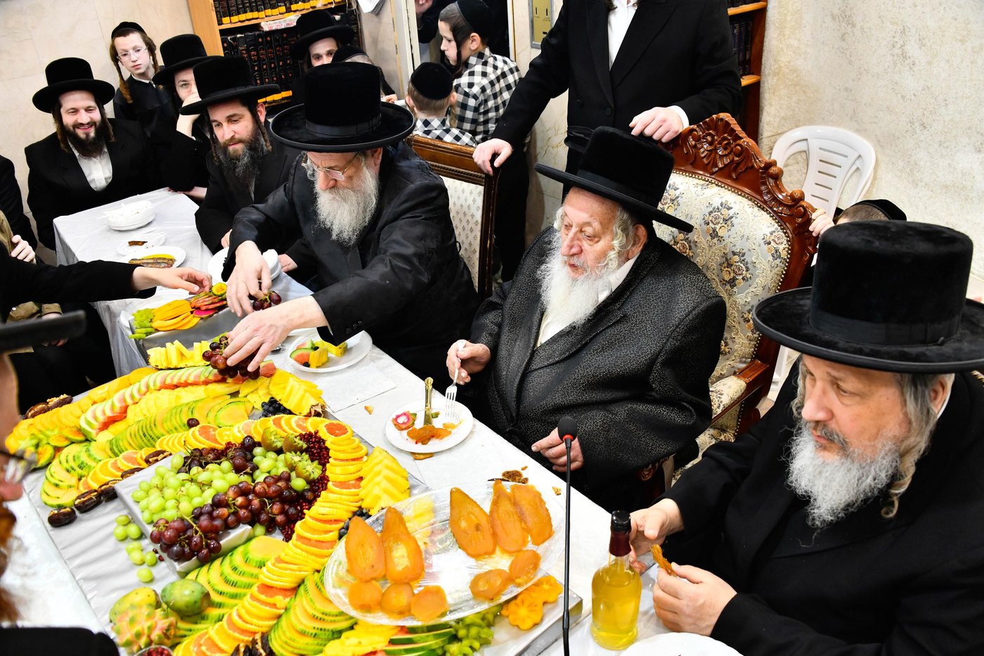 טיש ט"ו בשבט בחצה"ק נאראל