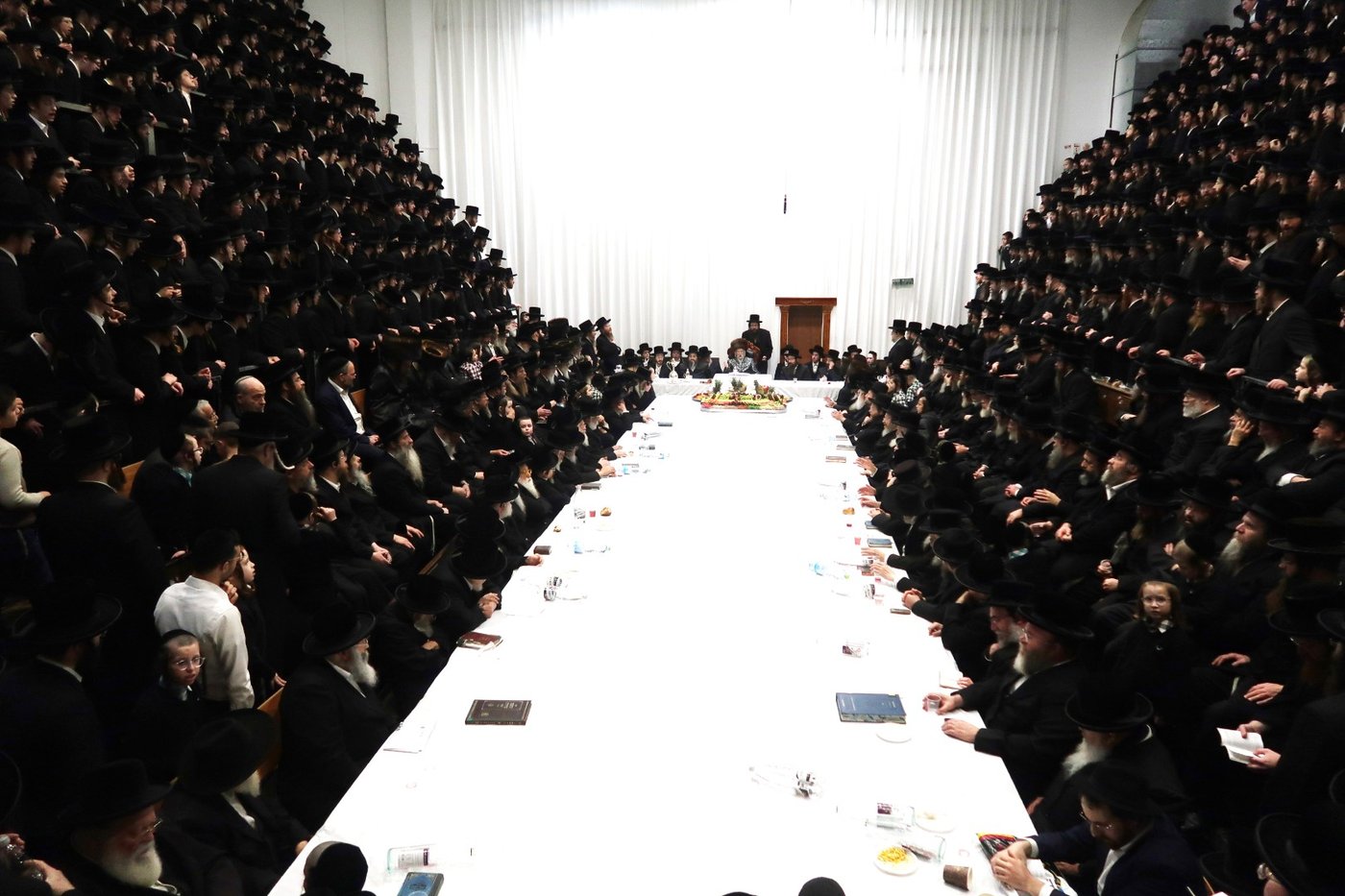 האדמו"ר מסערט ויז'ניץ בטיש ט"ו בשבט