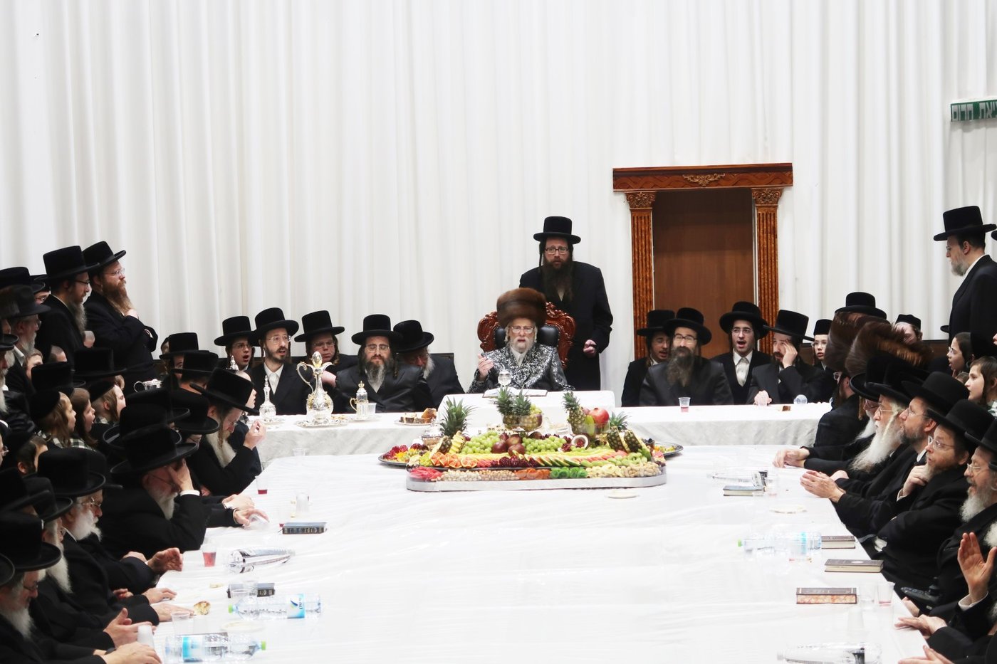 האדמו"ר מסערט ויז'ניץ בטיש ט"ו בשבט