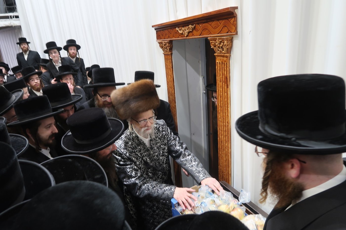 האדמו"ר מסערט ויז'ניץ בטיש ט"ו בשבט