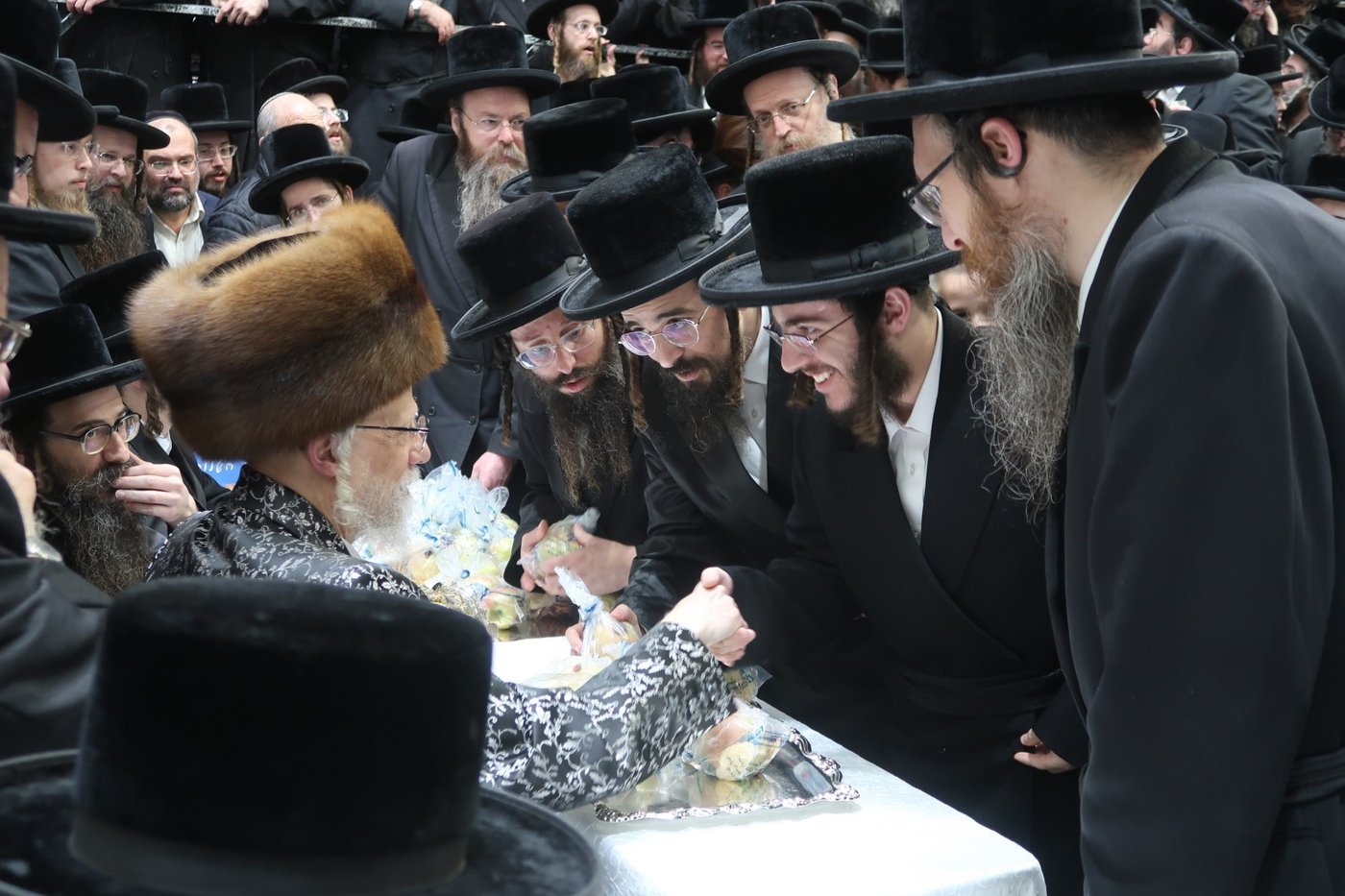 האדמו"ר מסערט ויז'ניץ בטיש ט"ו בשבט