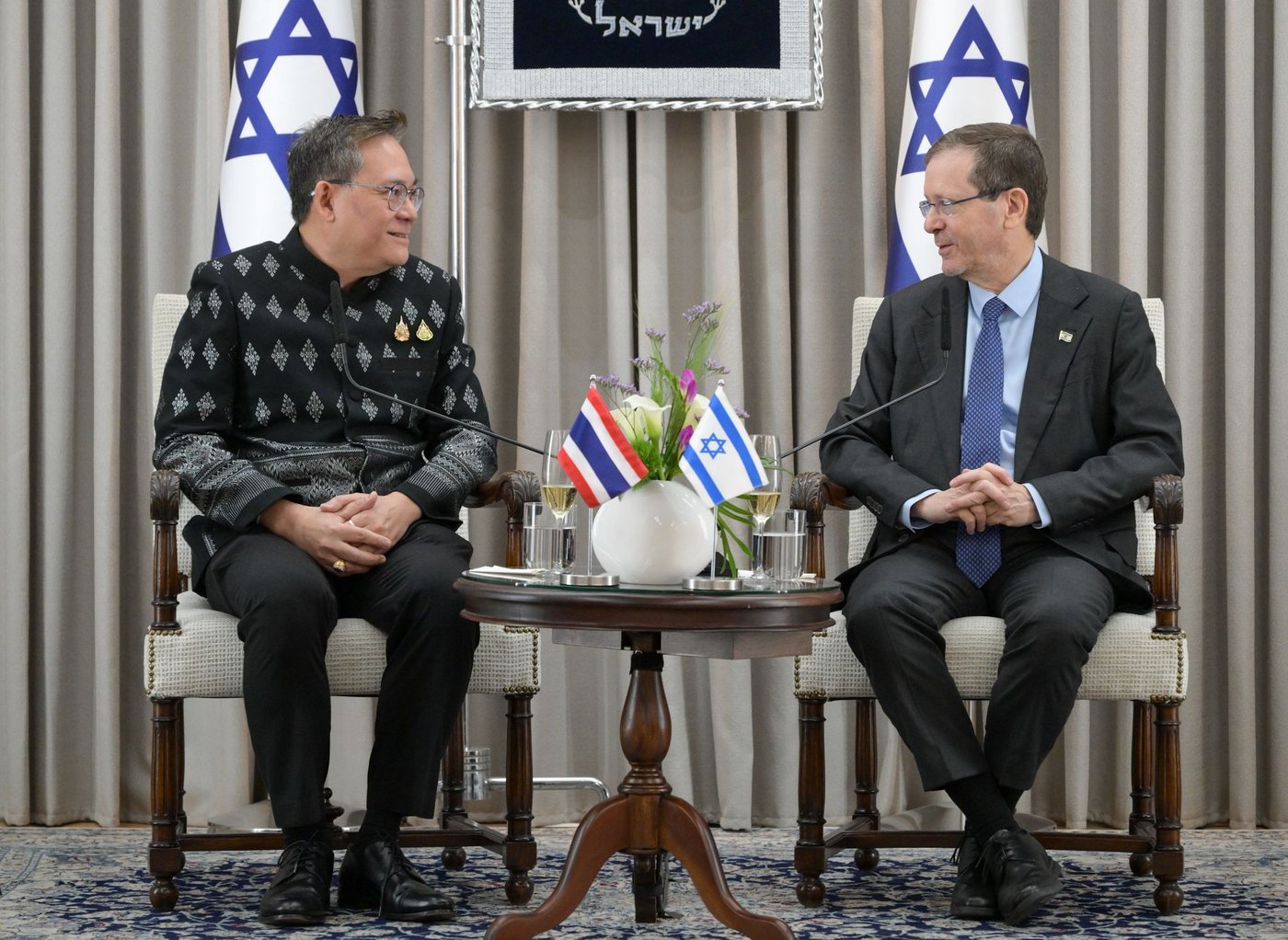 השגרירים בהגשת כתב אמנה לנשיא המדינה