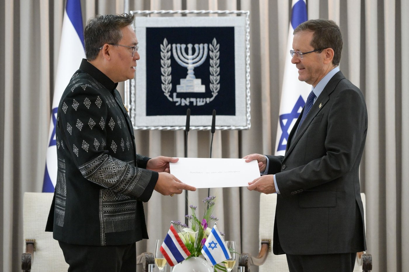 השגרירים בהגשת כתב אמנה לנשיא המדינה