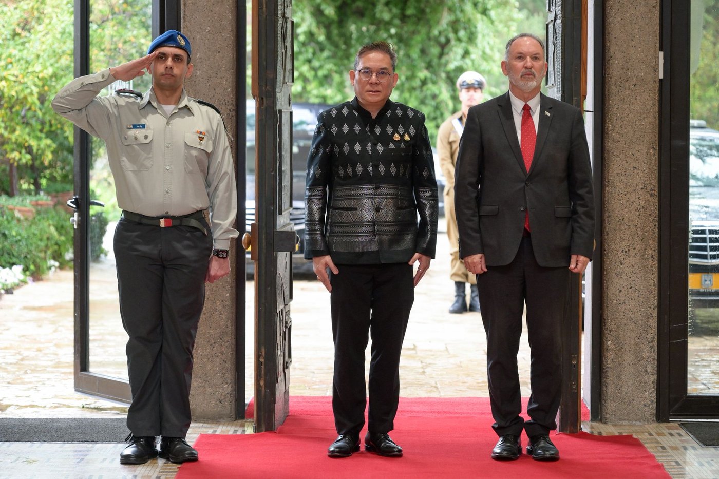 השגרירים בהגשת כתב אמנה לנשיא המדינה