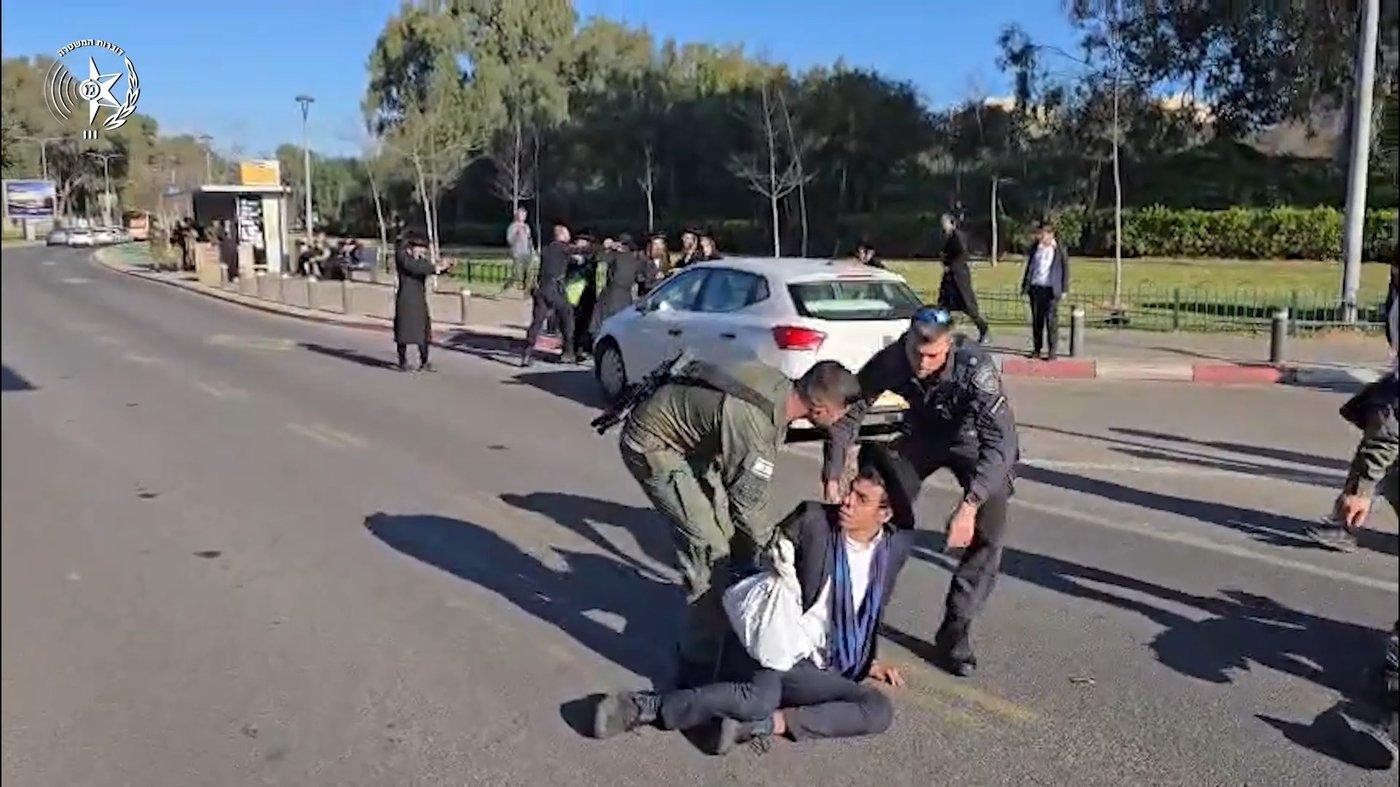 עשרות מפגינים מול לשכת הגיוס בתל השומר ומתעמתים עם המשטרה