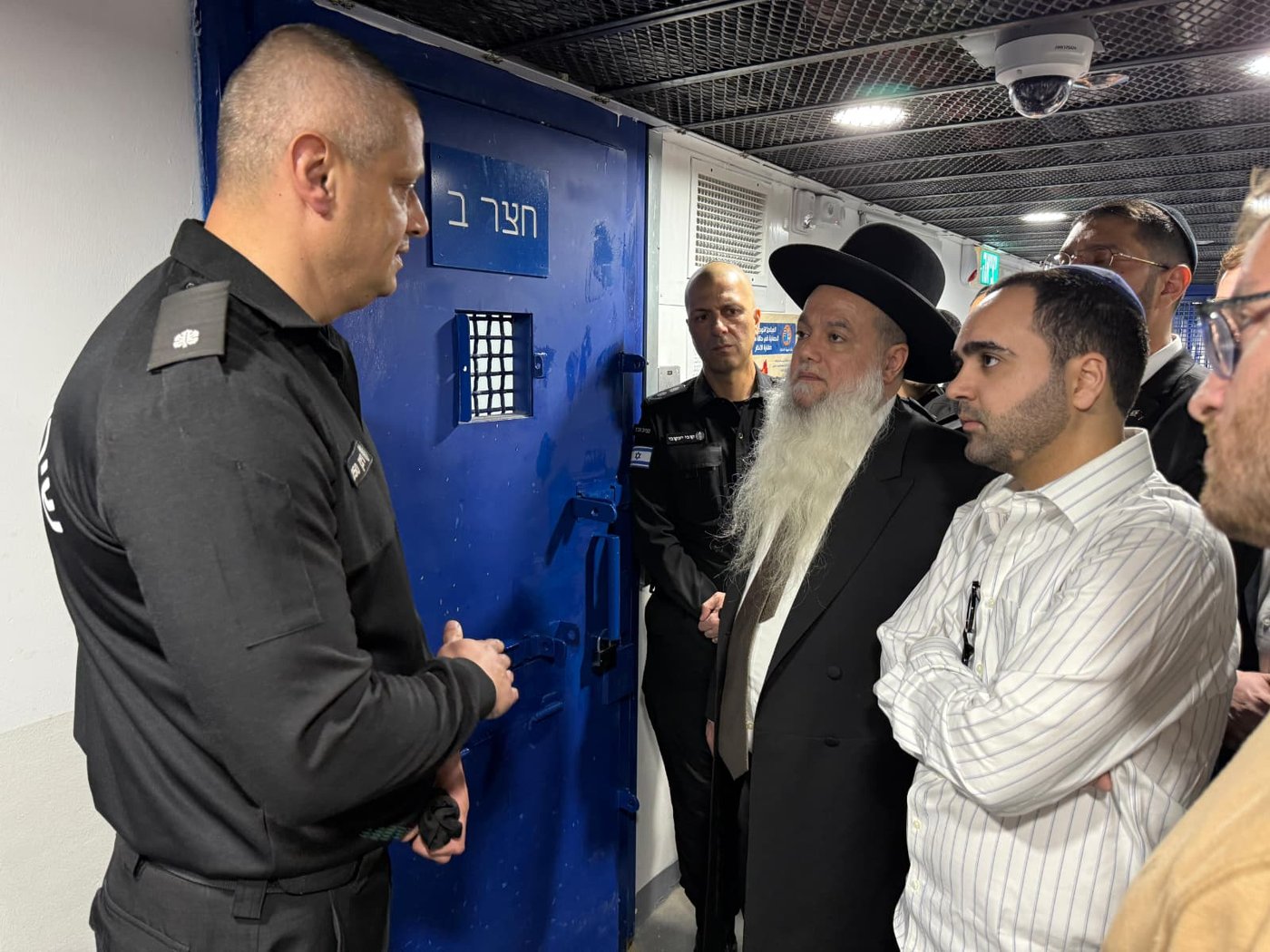 הרב יגאל כהן במהלך הביקור בכלא