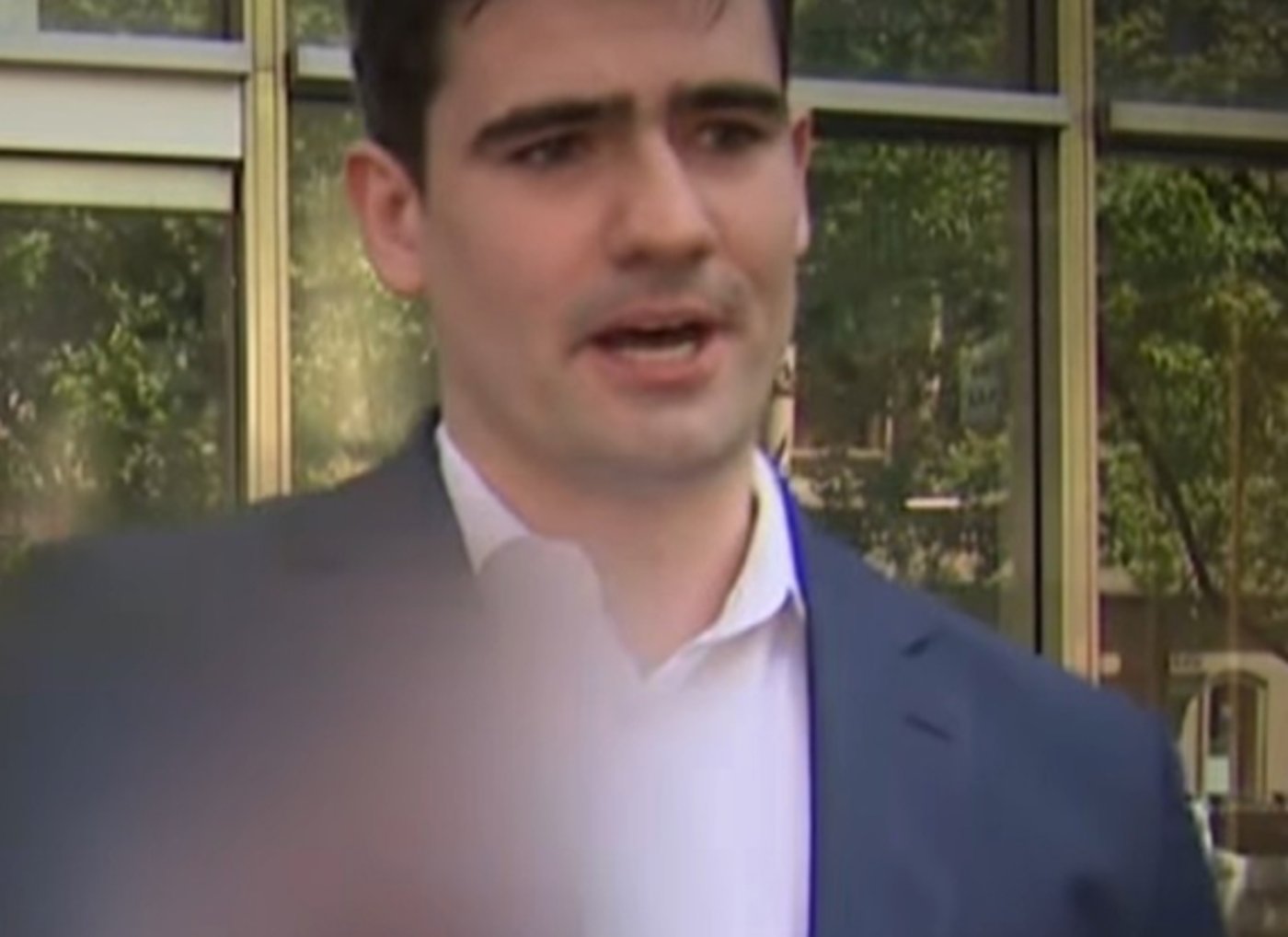 ג'ייקב הרסנט מבצע את ההצדעה הנאצית