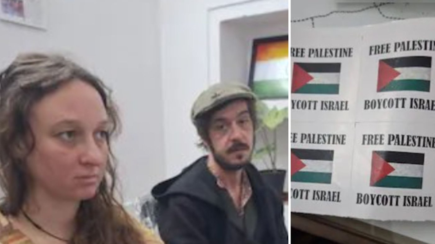 משמאל התיירים שגורשו, מימין המדבקות האנטי ישראליות