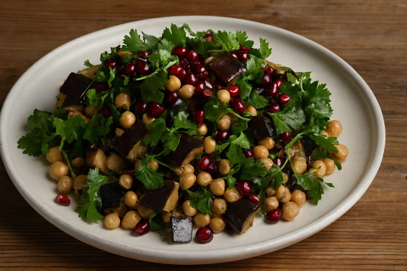 סלט חצילים ים-תיכוני עם רימונים וגרגירי חומוס
