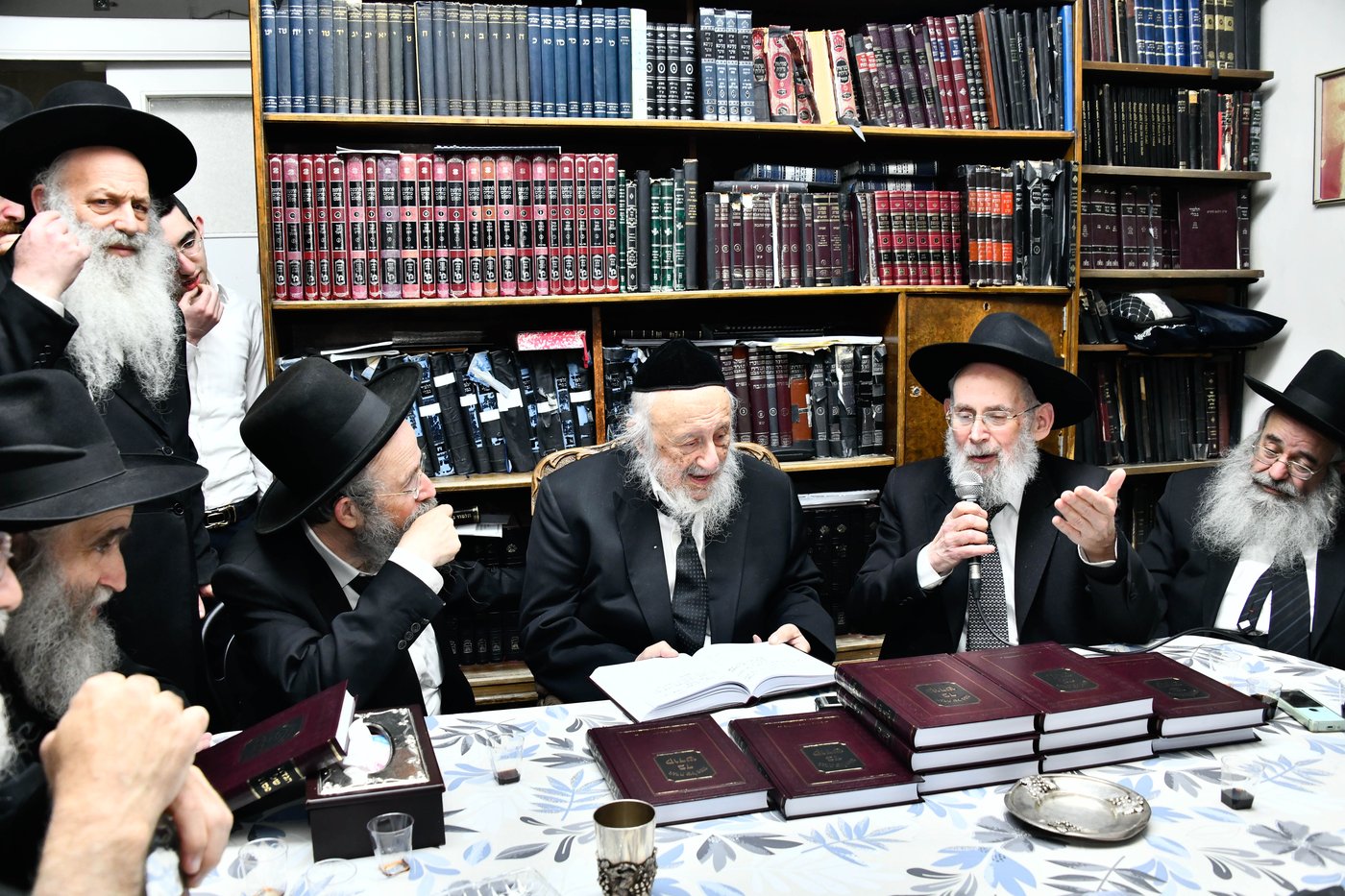 מסיבת הלחיים אצל הגרב"ד פוברסקי