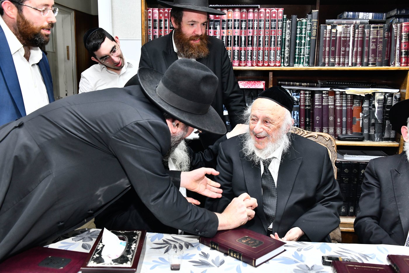 מסיבת הלחיים אצל הגרב"ד פוברסקי