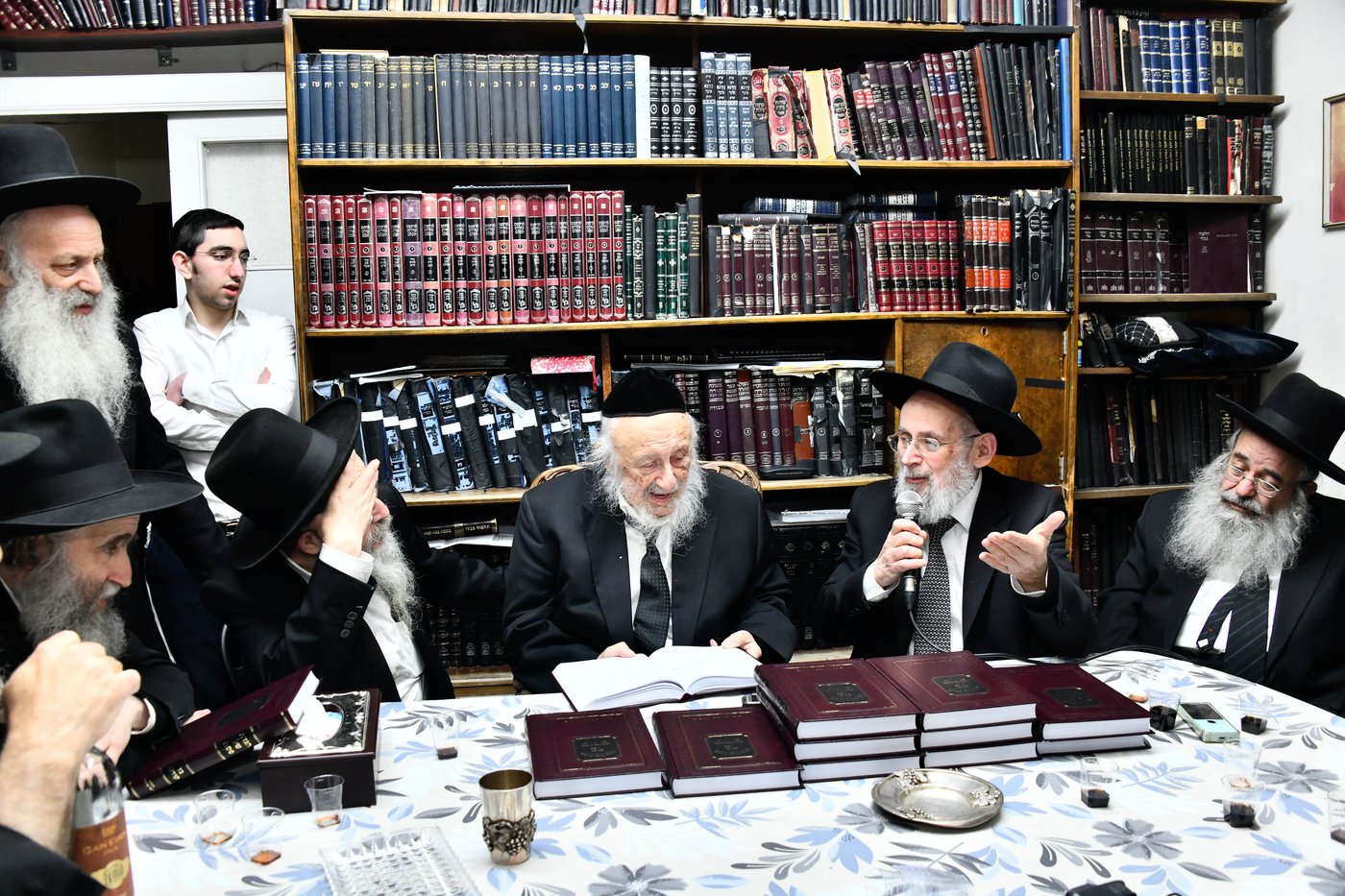 מסיבת הלחיים אצל הגרב"ד פוברסקי