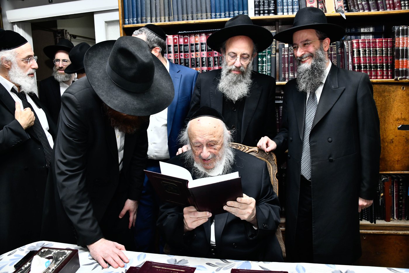 מסיבת הלחיים אצל הגרב"ד פוברסקי