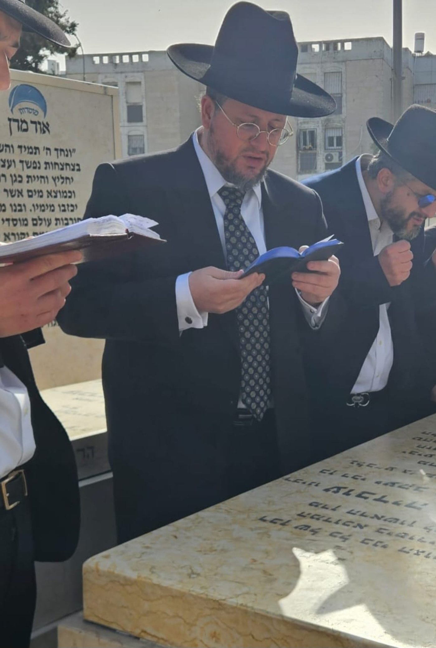 הרב אברהם דרעי על ציונו של מרן הגר"ע יוסף זצ"ל, הבוקר