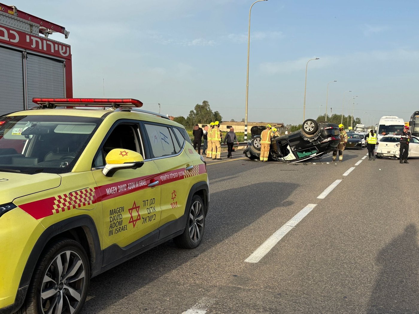 החייאה על ילד בן 5 שנפצע אנושות בתאונת שרשרת; רכבים התהפכו