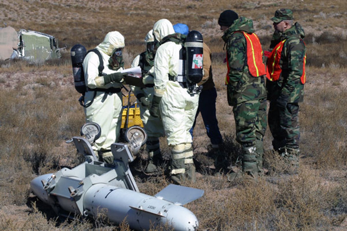 מדענים ומומחי גרעין בפעילות מבצעית