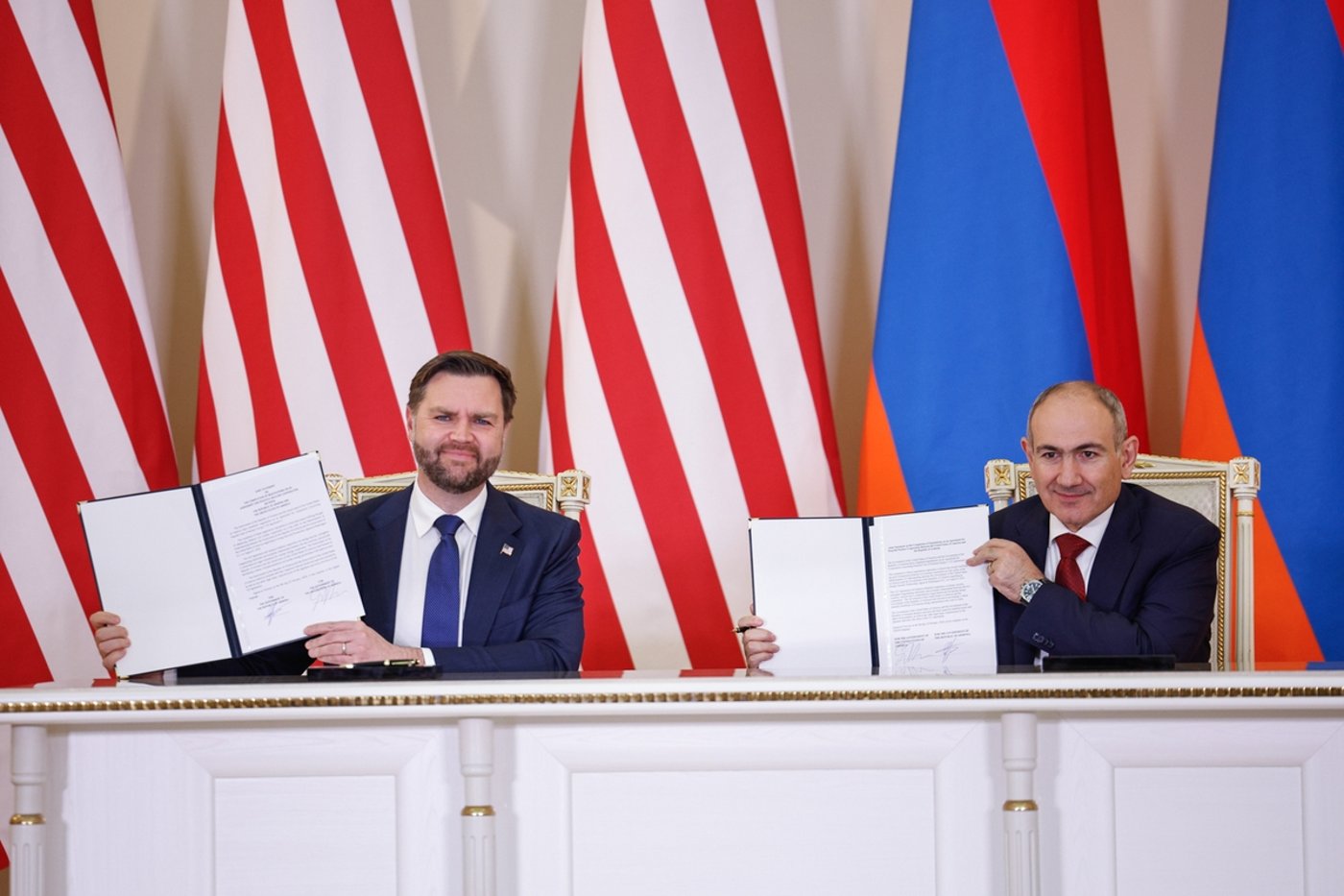 סגן נשיא ארה"ב ג'יי.די. ואנס (משמאל) וראש ממשלת ארמניה ניקול פשיניאן