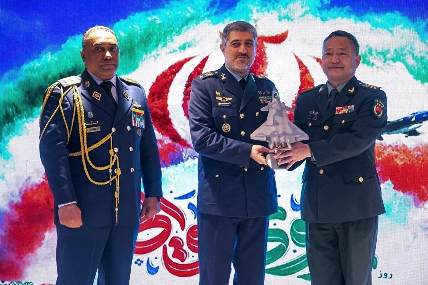 מפקד חיל האוויר האיראני מקבל דגם של מטוס החמקן הסיני J-20,