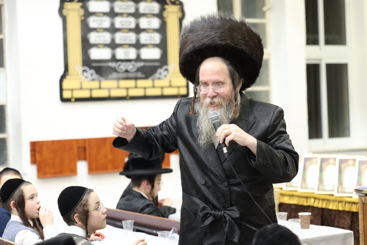 חלוקת פרסים בסאטמר ירושלים