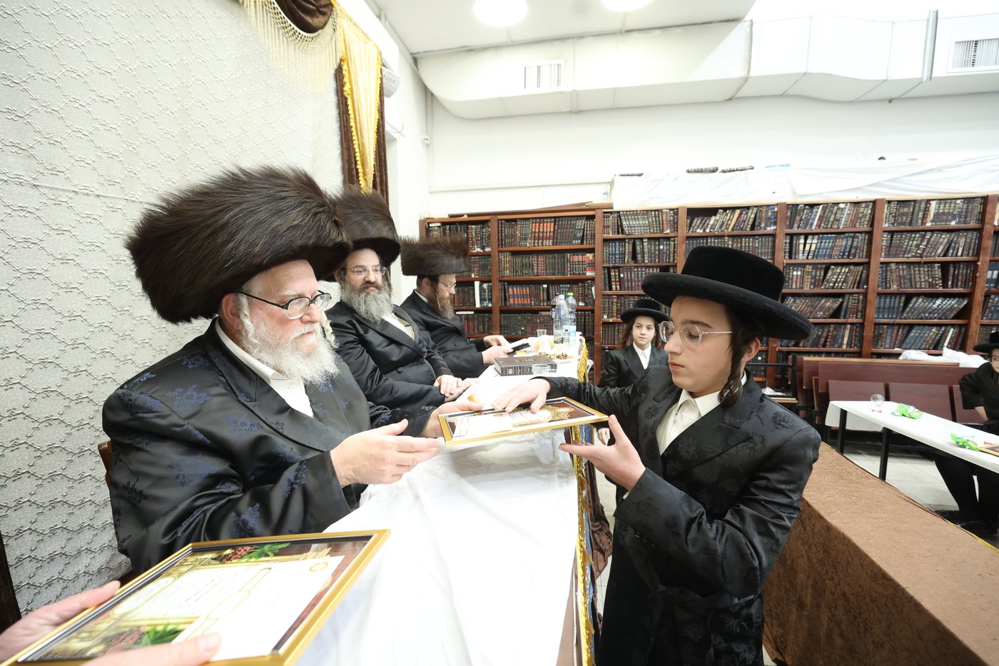 חלוקת פרסים בסאטמר ירושלים