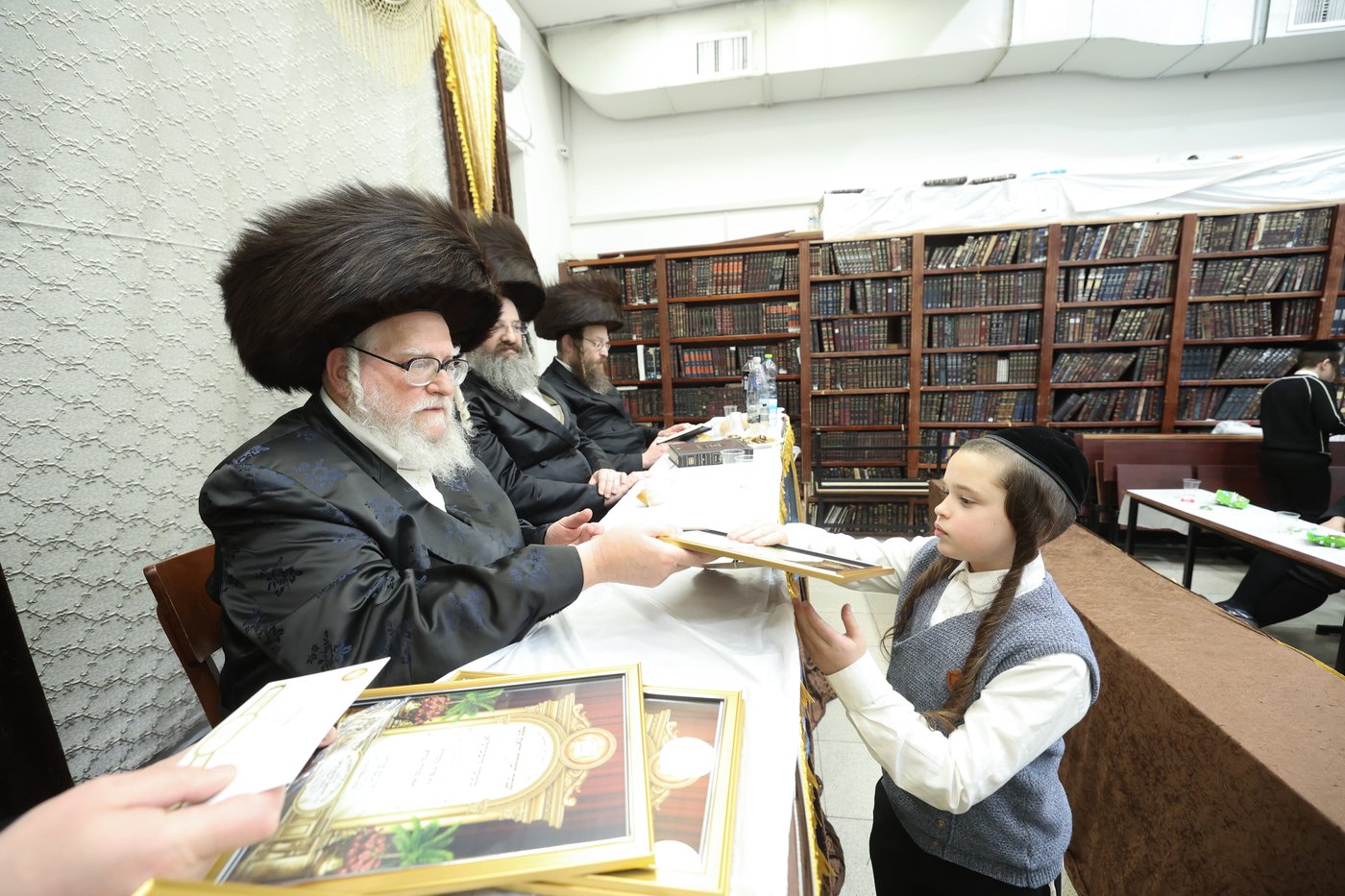 חלוקת פרסים בסאטמר ירושלים