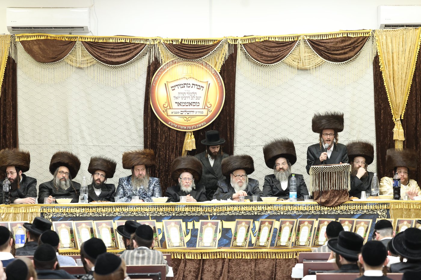 חלוקת פרסים בסאטמר ירושלים