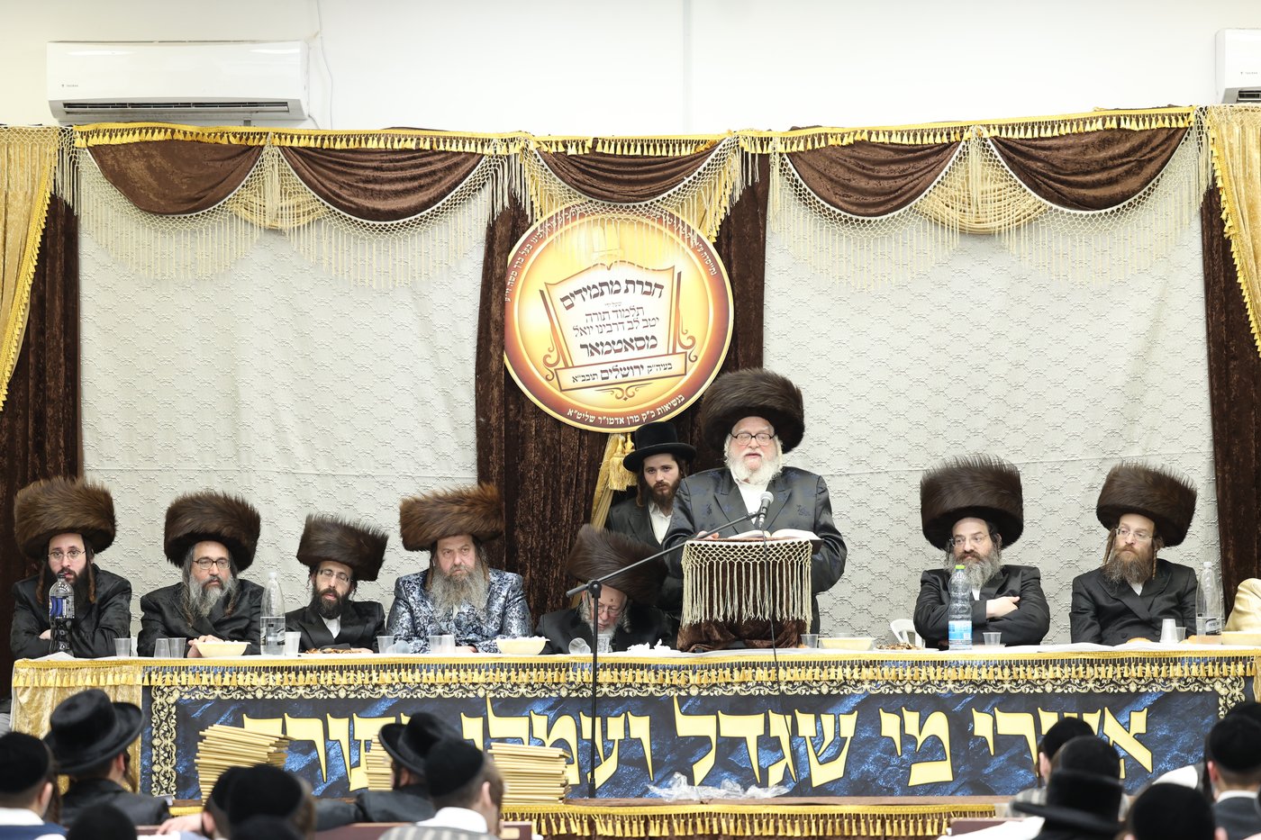 חלוקת פרסים בסאטמר ירושלים