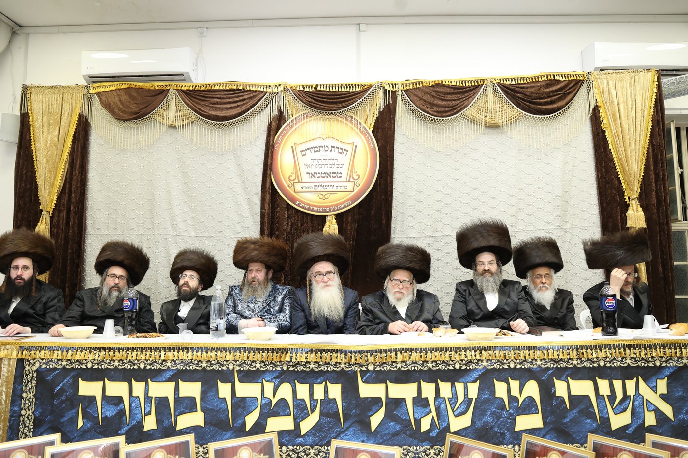 חלוקת פרסים בסאטמר ירושלים