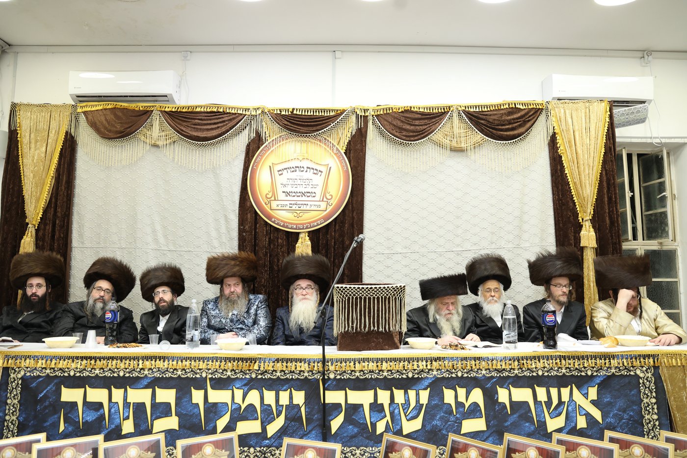 חלוקת פרסים בסאטמר ירושלים