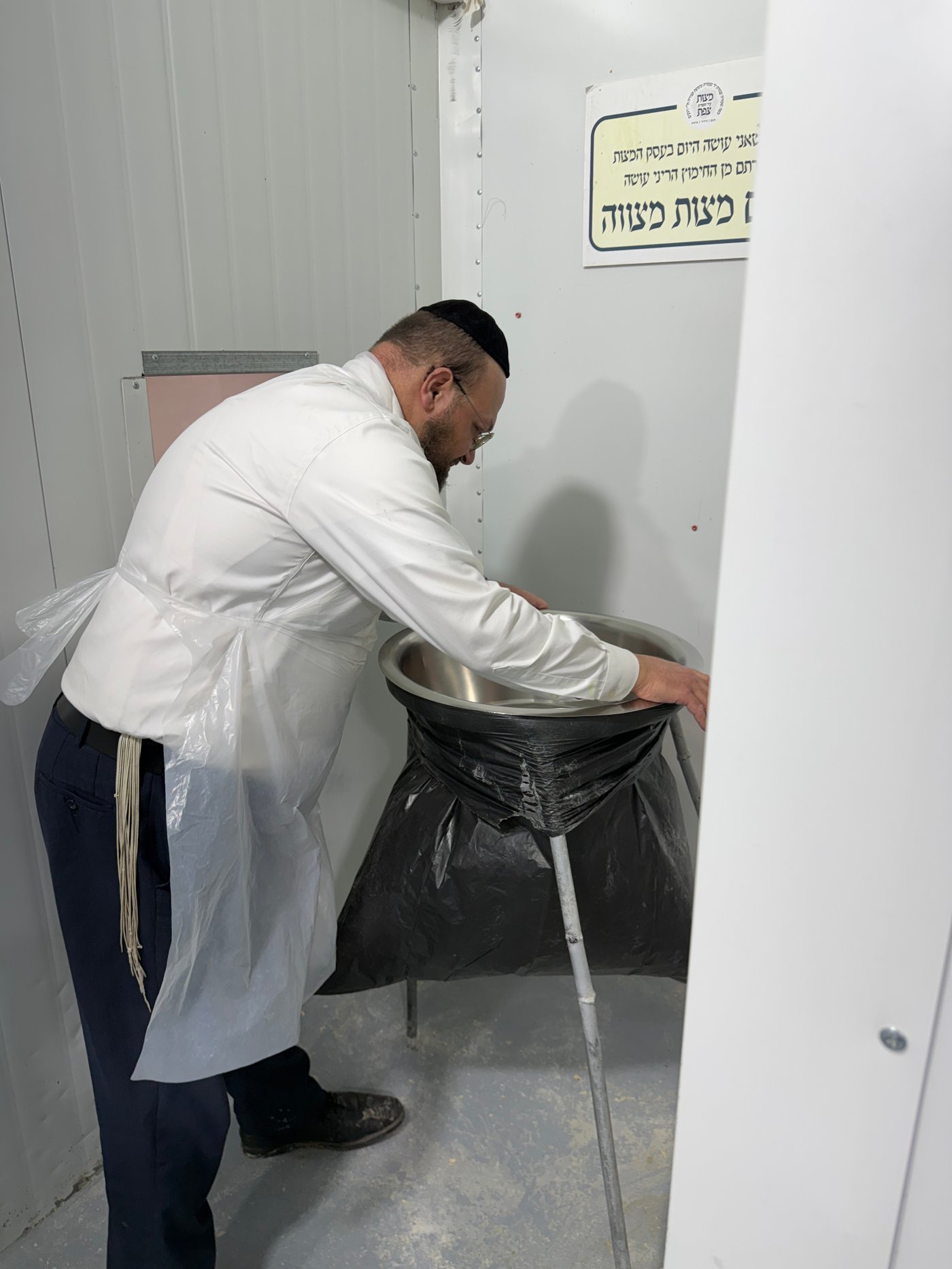 רבי ישראל אברג'ל באפיית מצות חבורה