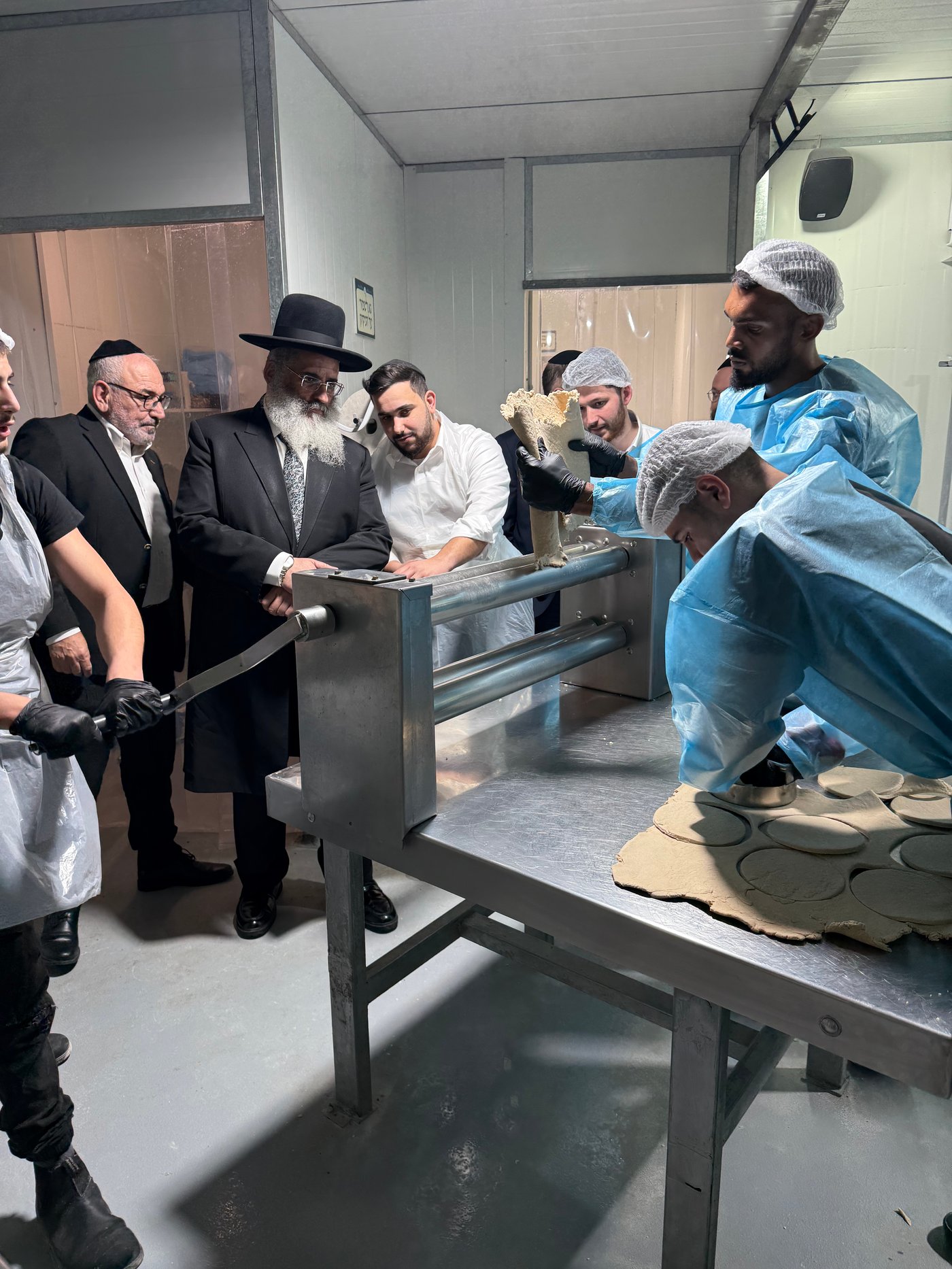 רבי ישראל אברג'ל באפיית מצות חבורה