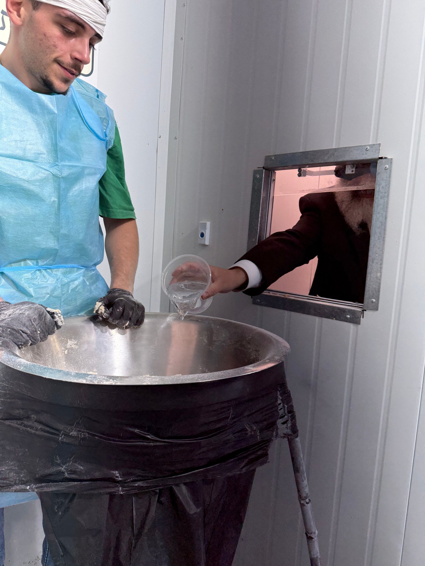 רבי ישראל אברג'ל באפיית מצות חבורה