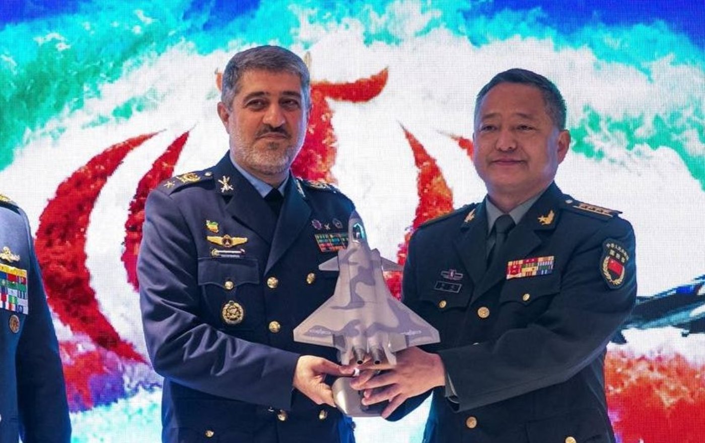 הנספח הצבאי של סין מעניק למפקד חיל האוויר של צבא איראן דגם של מטוס הקרב הסיני J-20