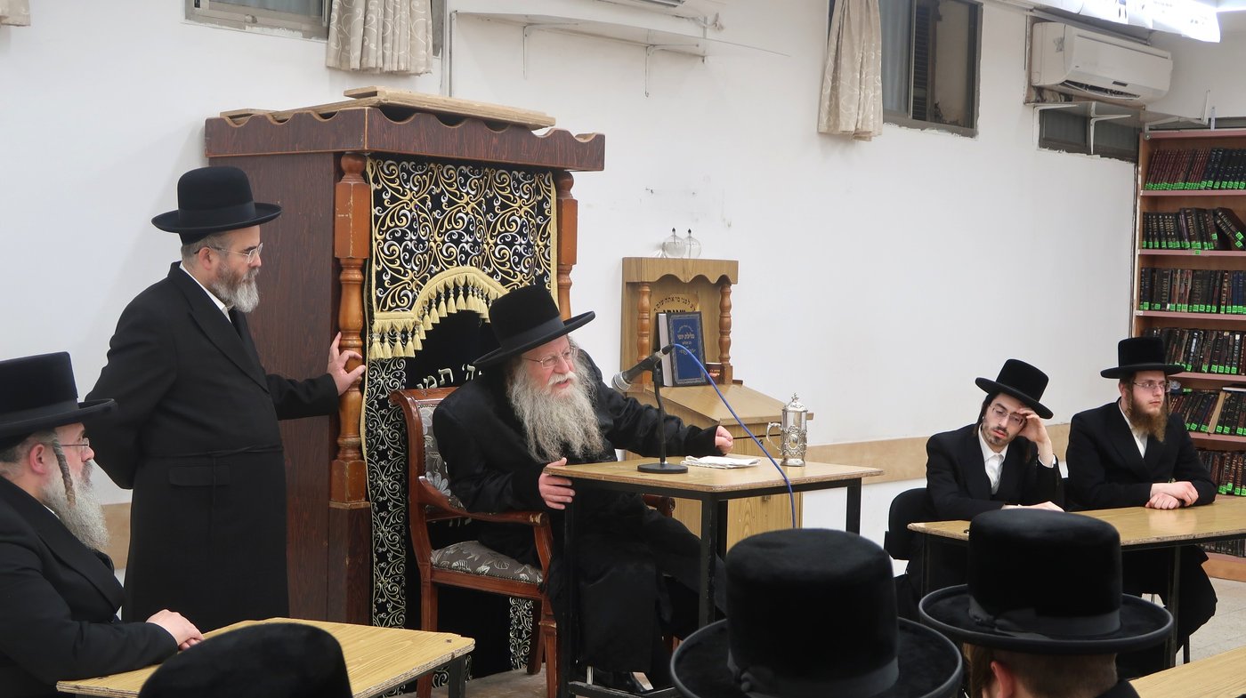 האדמו"ר מקוזמיר בישיבת טשארנאביל