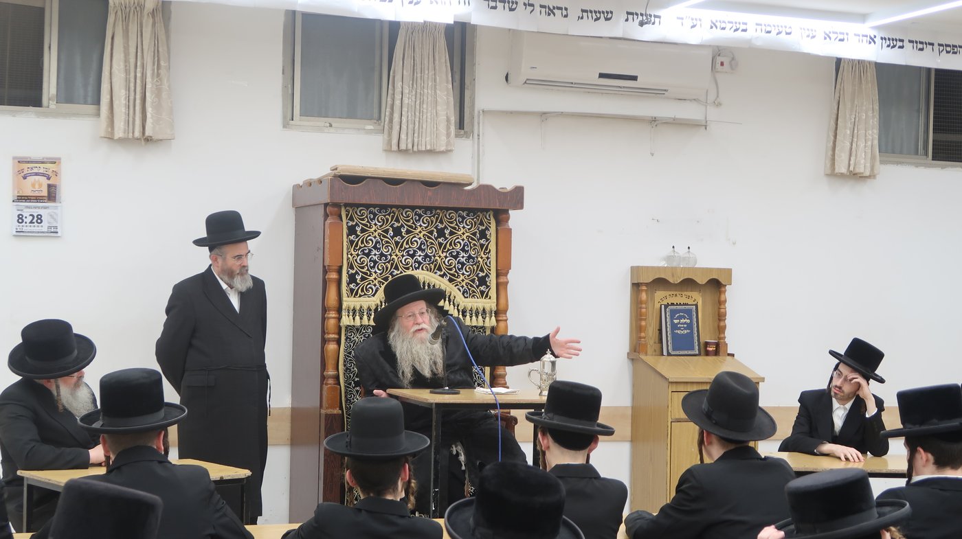 האדמו"ר מקוזמיר בישיבת טשארנאביל