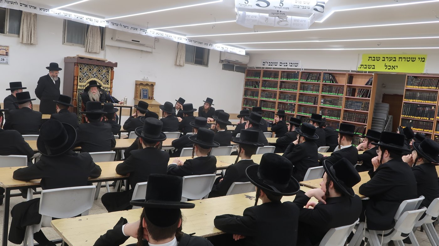 האדמו"ר מקוזמיר בישיבת טשארנאביל