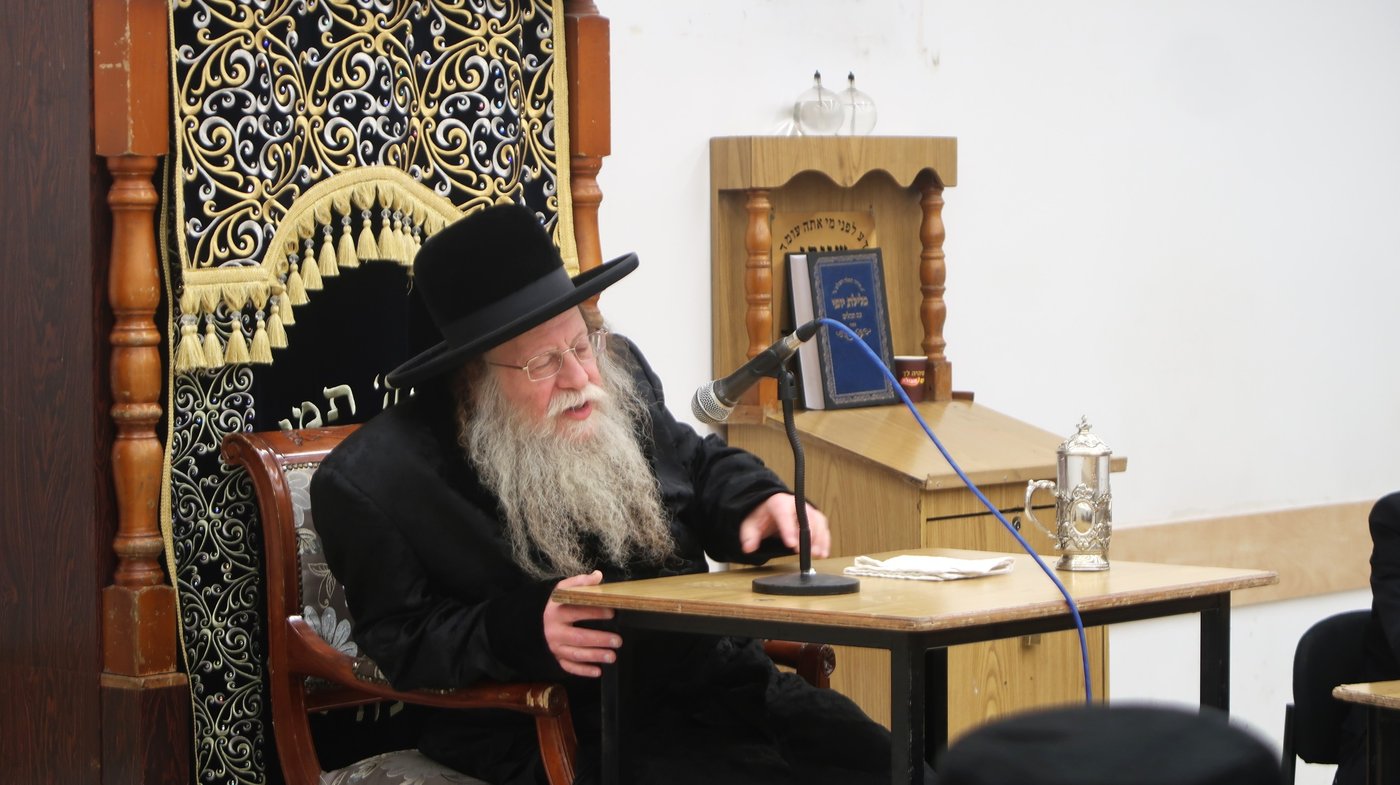 האדמו"ר מקוזמיר בישיבת טשארנאביל