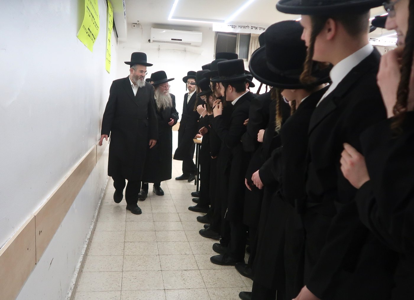 האדמו"ר מקוזמיר בישיבת טשארנאביל