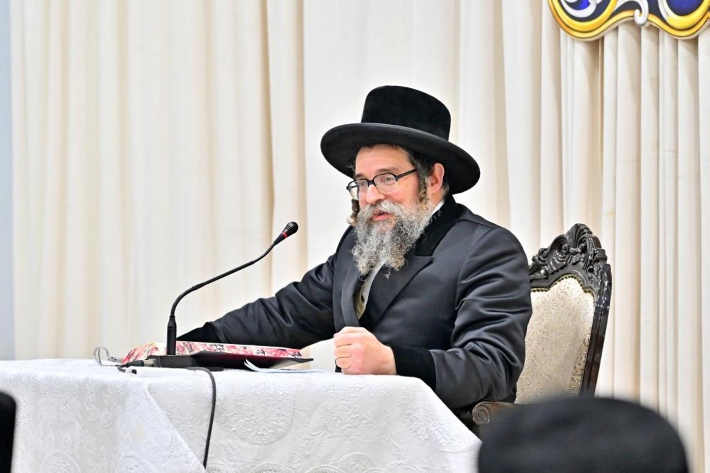 האדמו"ר מסקולען י-ם, בשיחה בביהמ"ד ספינקא בב"ש