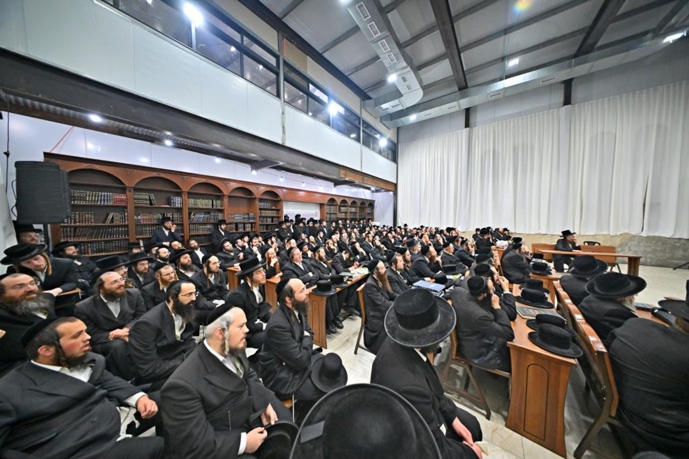 האדמו"ר מסקולען י-ם, בשיחה בביהמ"ד ספינקא בב"ש