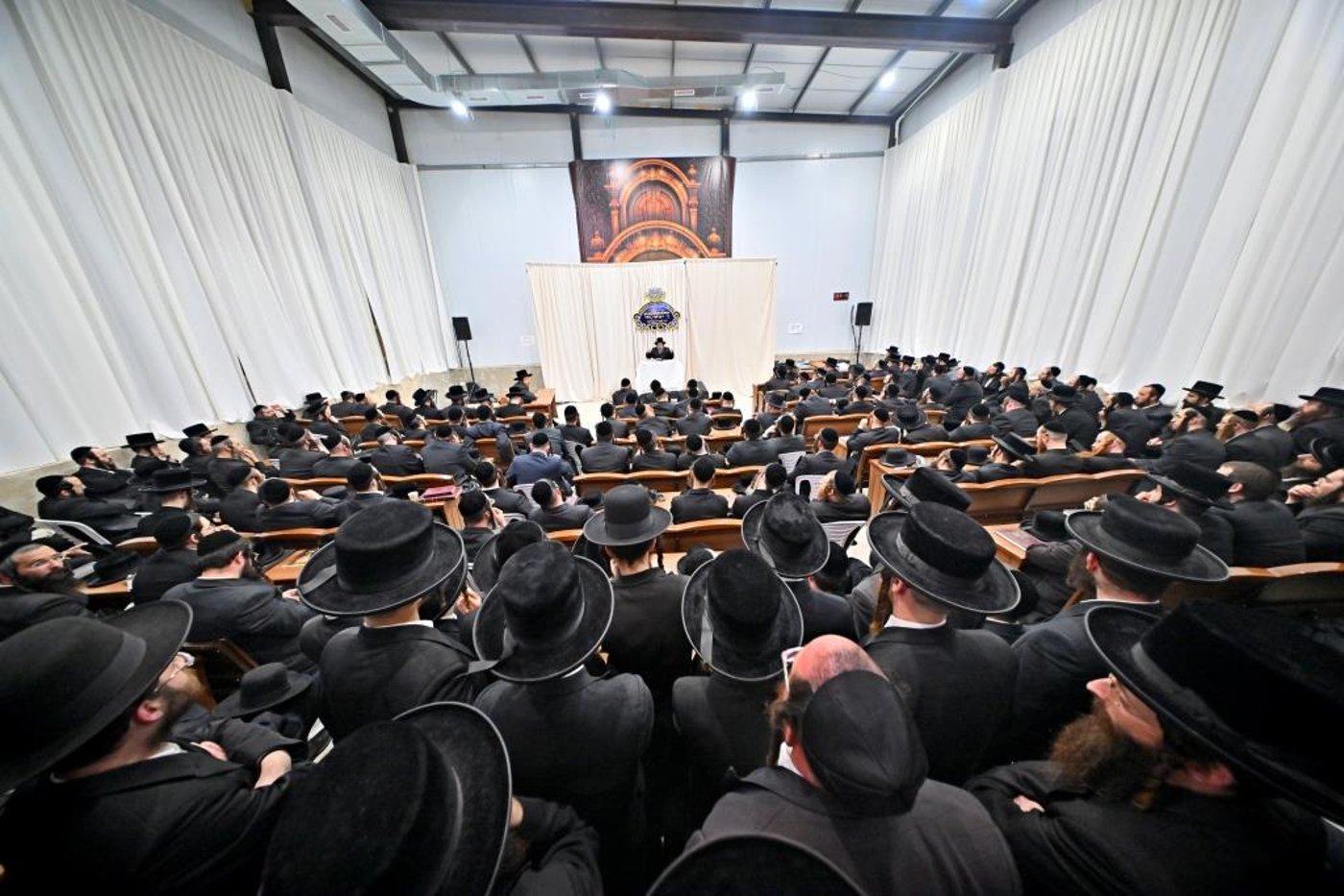 האדמו"ר מסקולען י-ם, בשיחה בביהמ"ד ספינקא בב"ש