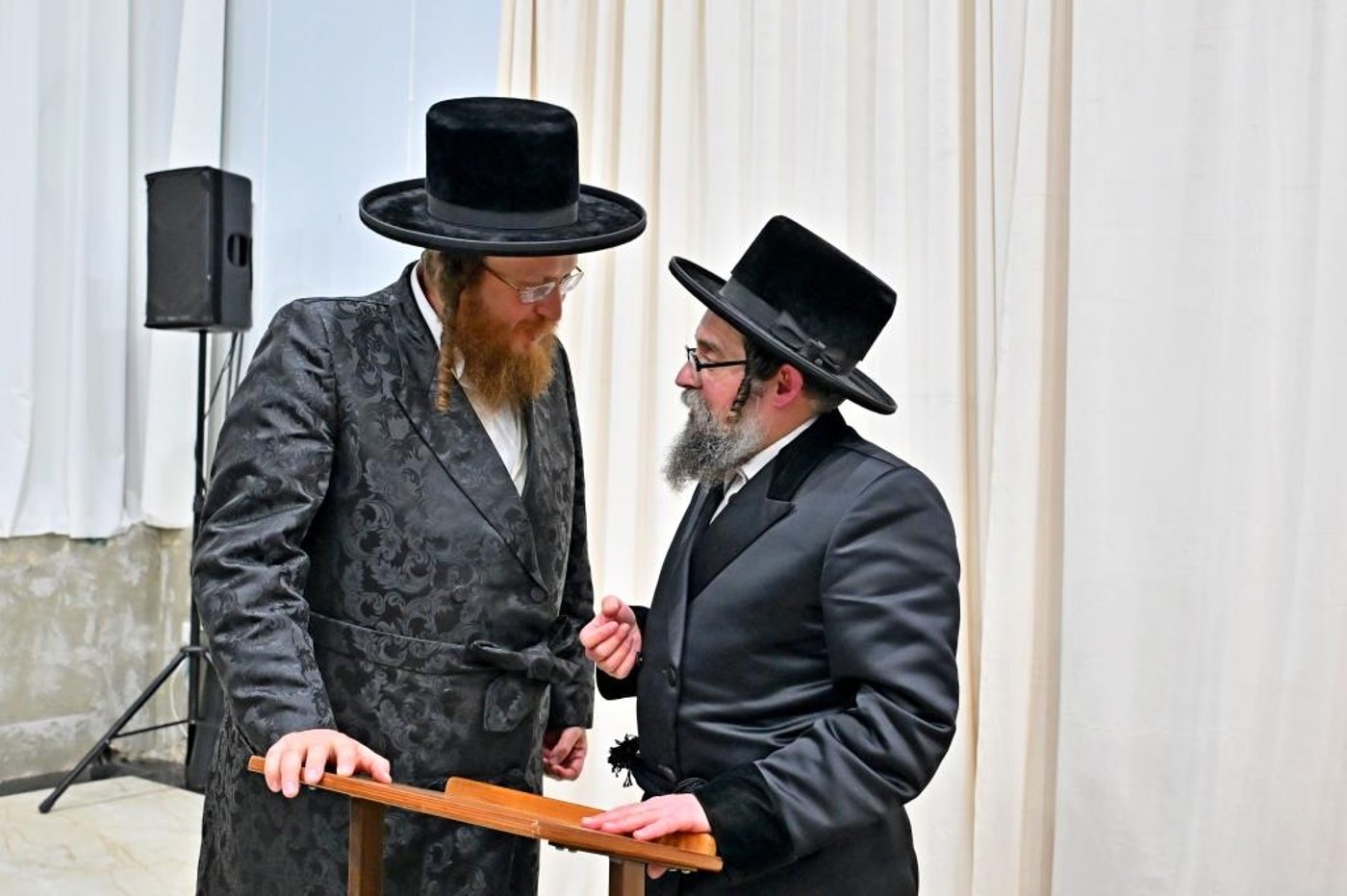 האדמו"ר מסקולען י-ם, בשיחה בביהמ"ד ספינקא בב"ש