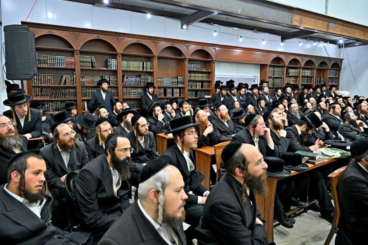 האדמו"ר מסקולען י-ם, בשיחה בביהמ"ד ספינקא בב"ש