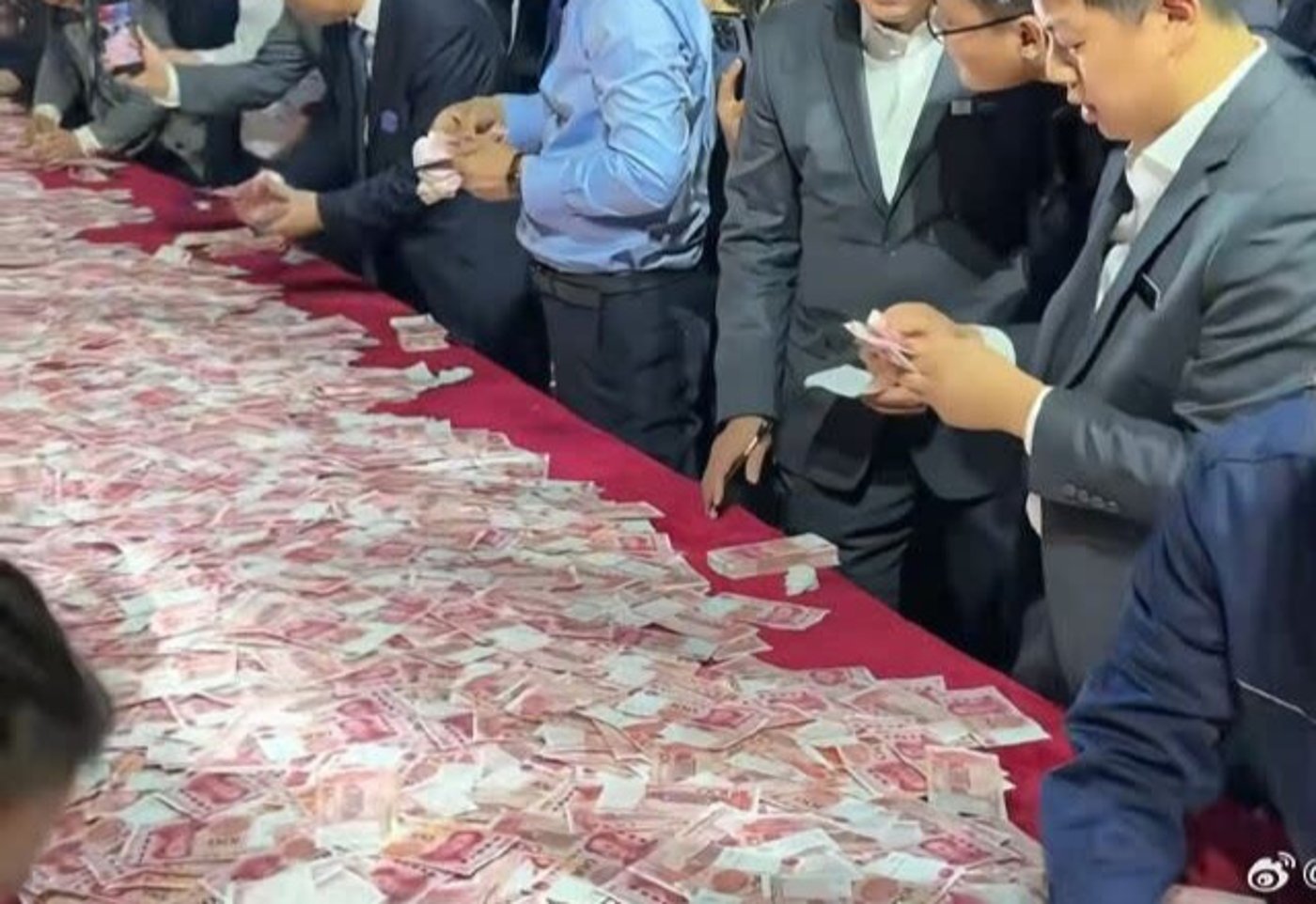 העובדים סופרים את הכסף