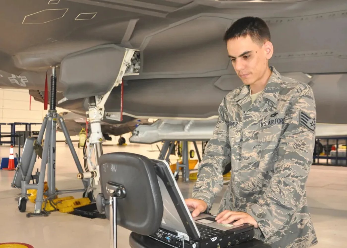 איש חיל האוויר האמריקאי משתמש במחשב נייד כדי לבחון נתוני תחזוקה ממערכת ה-ALIS. 