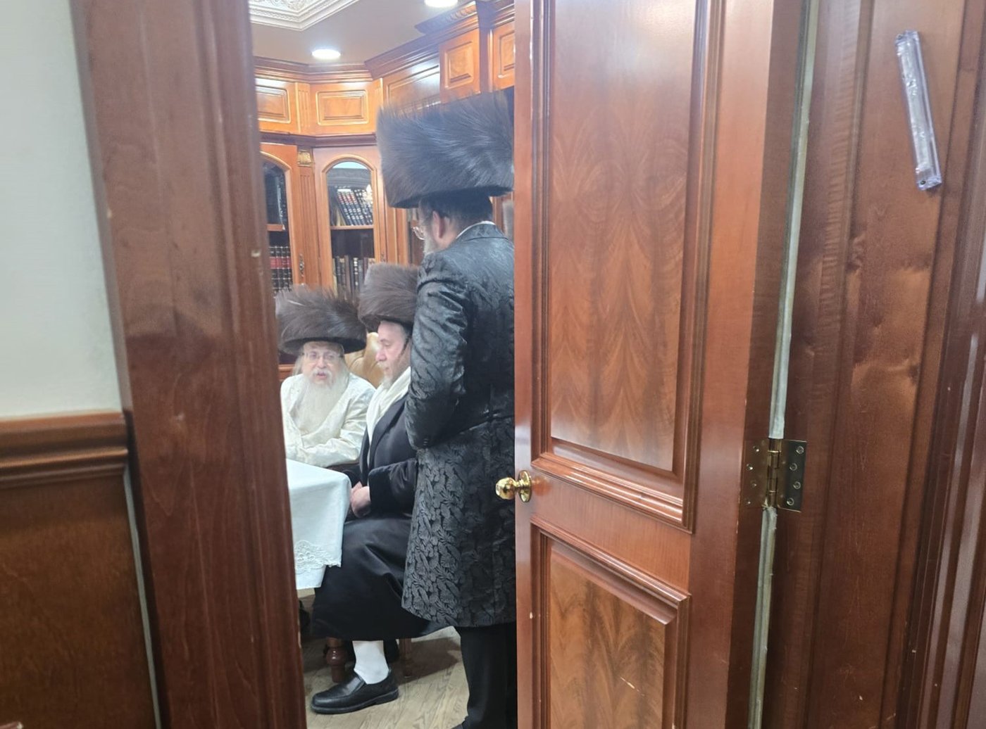 הגה"צ רבי יעקב מרדכי הגר בביקור אצל האדמו"ר מטאהש